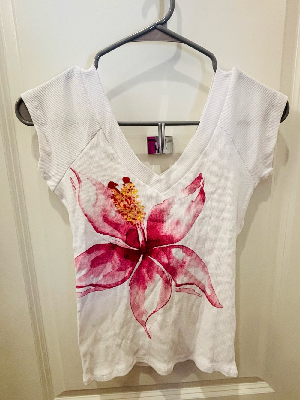 NWOT Social Culture White and Pink Watercolor tropical Bloom v neck tee- S